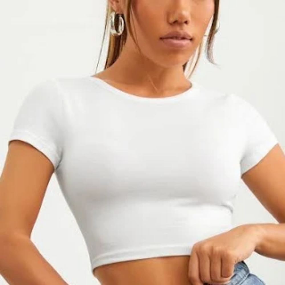 White cropped baby tee